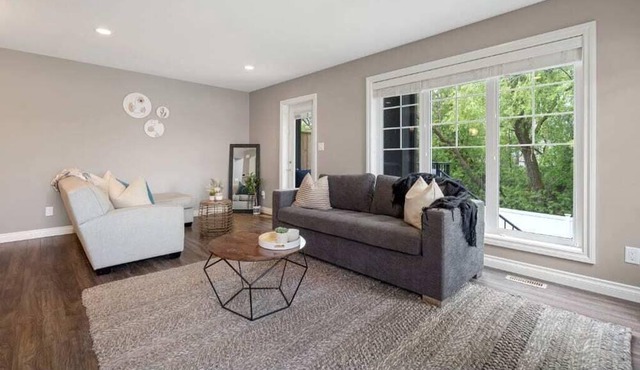 The Oar | No Service Fees | Balcony & BBQ | 55”TV in Sylvan Lake