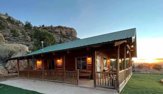 The Peacemaker Cabin: Cozy cabin in enjoyable Apple Valley with AC in Apple Valley