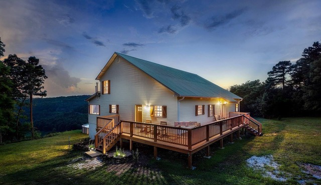 The Perch Family Cabin|Sleeps 18 |Pool + Hot tub with a View