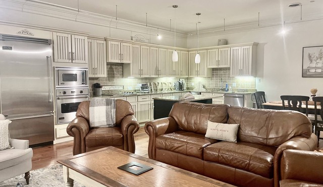 The Square at your doorstep/ mile to the Grove! Luxury condo!! in Oxford