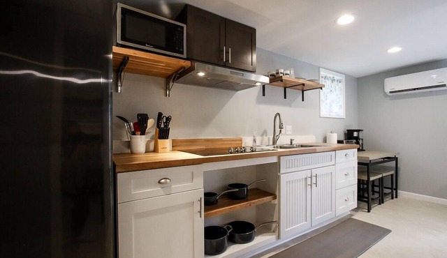 Tiny Cottage, Live with Pets in Central Savannah