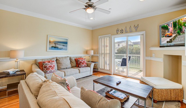 Townhome with marsh/river views & community pool/fishing pier!