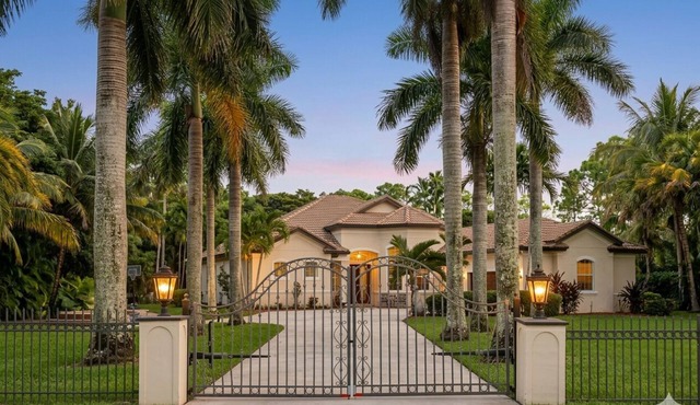 Tranquil 4-bedroom gated villa in The Acreage with pool and spa in The Acreage