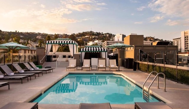 TWO 1BR Suite Kitchen Rooftop Pool Valet Parking near Hollywood Walk of Fame in West Hollywood