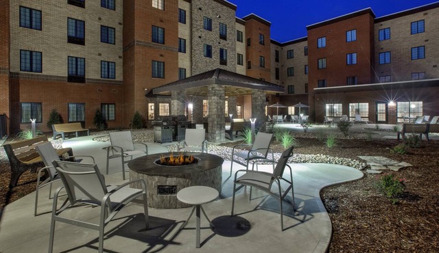 Two-Queen 1BR Suite w/Kitchen & Breakfast in Benton Harbor