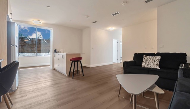 Unit 6 - Modern Fully Furnished 3 Bedroom Apartment in Toronto