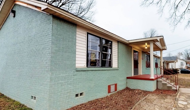 Urban chic and comfortable w/garage parking in Little Rock