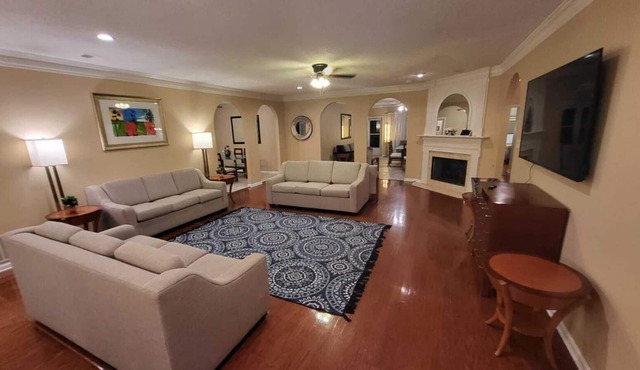 Vast Lake Front Estate with Pool in Greater Memphis