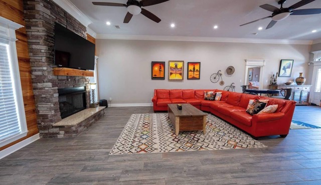 Veteran’s Family Retreat, Spacious & Peaceful Stay Near AFB