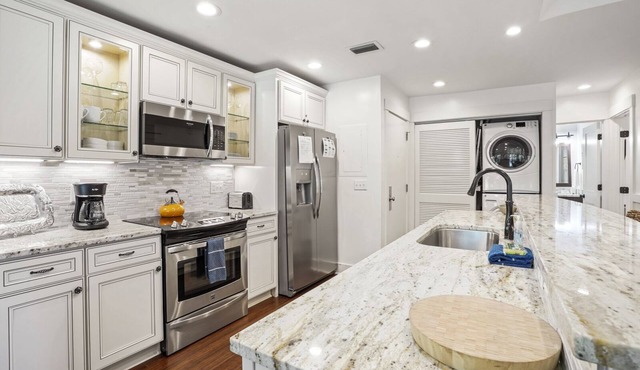 Villa Overlooking Roy Barth Tennis Courts- 5 Minute Walk to Beach