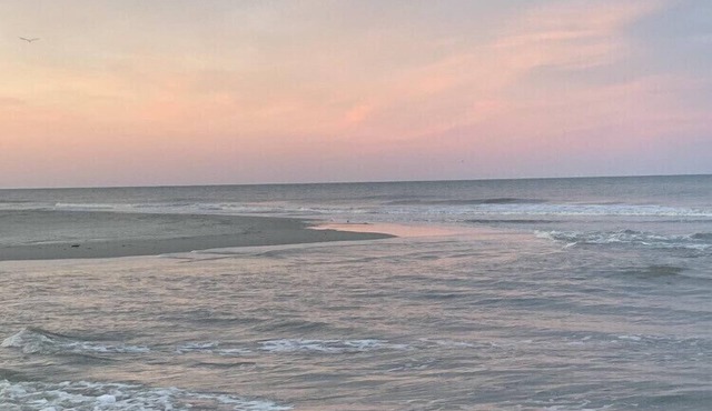 Walk to beach, indoor/outdoor pools, washer/dryer