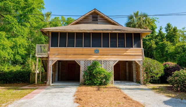 Walk to Beach & Town! Sleeps 4 / 2 BD, 2 BA / Dog Friendly / Screened Porch