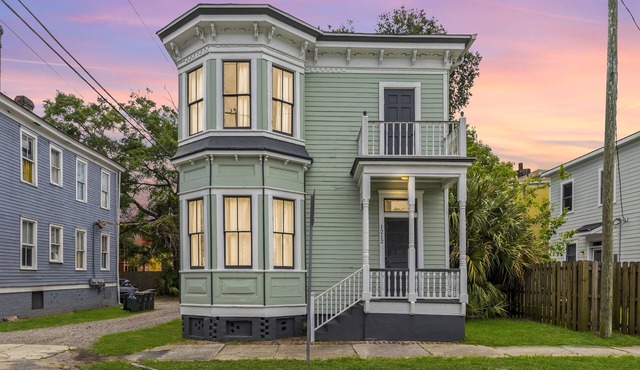 Walk to Forsyth * Dogs OK * Savannah Home * Free Parking for 2 Cars