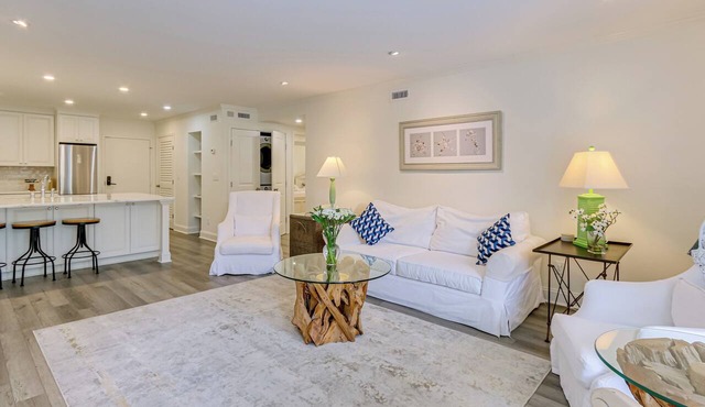 Walk to Pier & Golf: Heart of Harbour Town Condo