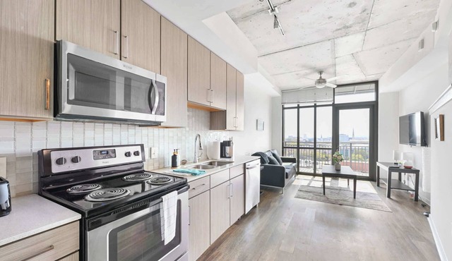 Walkable Downtown Stay - Balcony, Pool & Gym