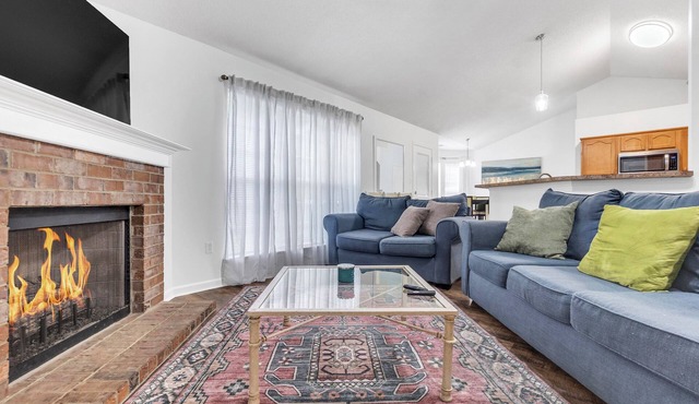 Warm & Charming 4-BR in the Heart of Southaven-Near Stateline, Silo Square.