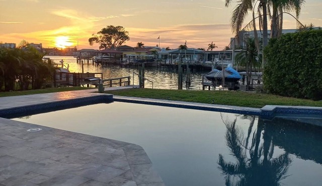 Waterfront Beautiful Modern Villa – Pool Boat Deck Sleeps 14 in Clearwater