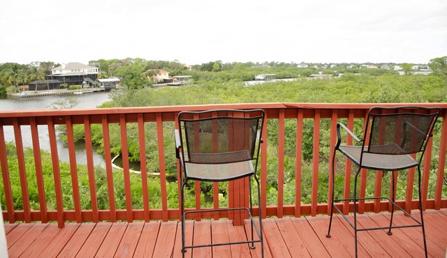 Waterfront condo, kayak launch, 1 block from bike trail, walk to Local dining. in Palm Harbor