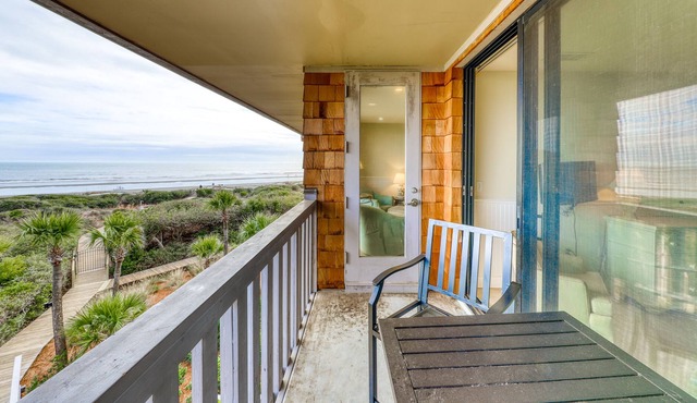 Waterfront condo w/ shared tennis courts, on-site golf & beach access