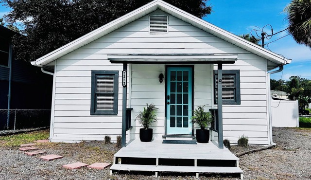 Waterfront Cottage with private canal.Access to Weeki Wachee River.RV welcomed. in Spring Hill