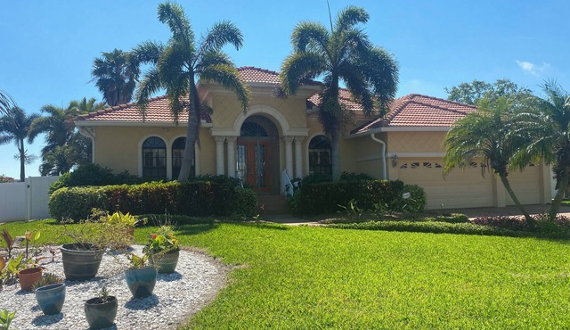Waterfront Executive home close to beaches and downtown St. Petersburg in St. Petersburg