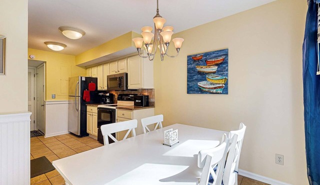 Waterfront Family Retreat with Pond Views - Close to Tennis and Golf - Dogs Welcome