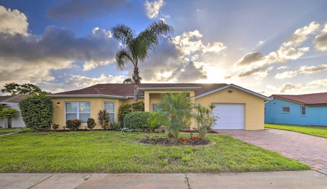 Waterfront Florida Home w/ Boat Lift & Kayaks! in Holiday