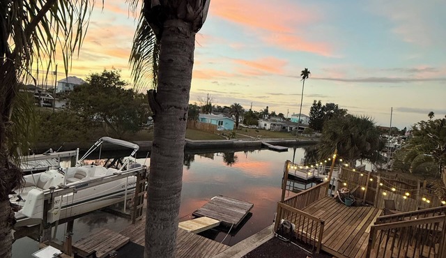 Waterfront Gulf Access Home - Private Dock + 6 Kayaks + Sunset Views - Sleeps 6 in Hudson