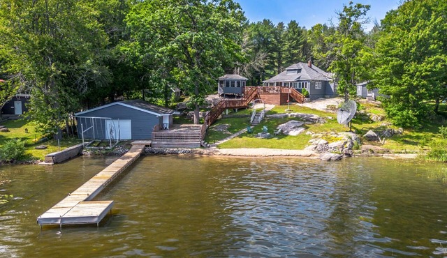 Waterfront Lake Muskoka cottage one thousand and one night in Gravenhurst