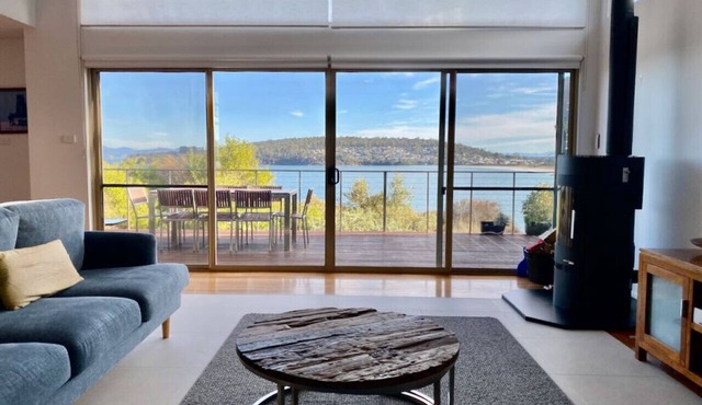 Waterfront Primrose Retreat in Primrose Sands