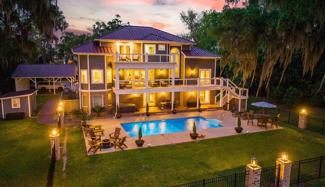 Waterfront w/Pool & Hot Tub - 10 Min to Downtown
