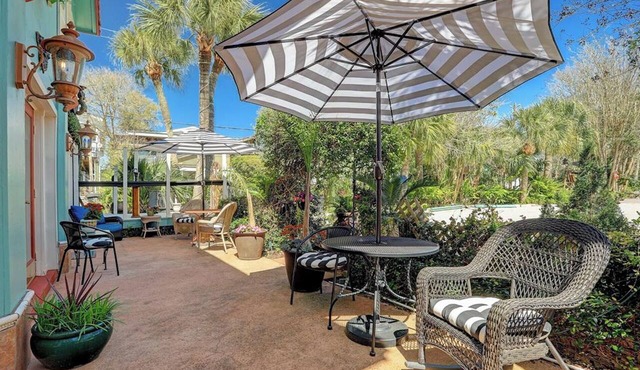 Windmill Gardens Inn "Gallery" by Galveston Bay is a cozy tropical hideaway! in San Leon