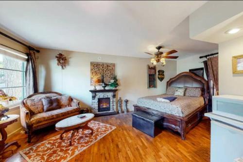 Wolfs Den at Tradewinds - Pool in Eureka Springs