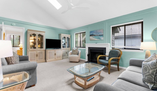 Yards to the beach, charming cottage