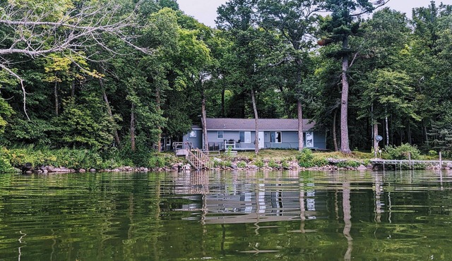 Your lakeside oasis awaits: perfect for families and fun! in Hackensack