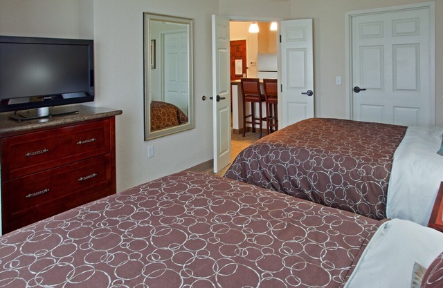 Modern Suite | Free Breakfast + Outdoor Pool + Hot Tub in Webster