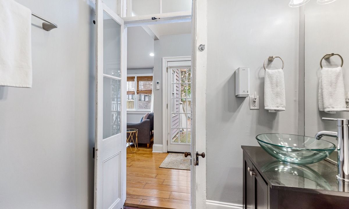 Westside Apartment | Spacious Apartment Downtown