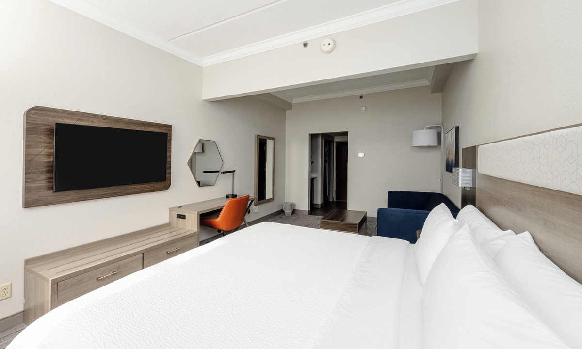 North Charleston Hotel | Holiday Inn Express & Suites Charleston - Northwoods by IHG