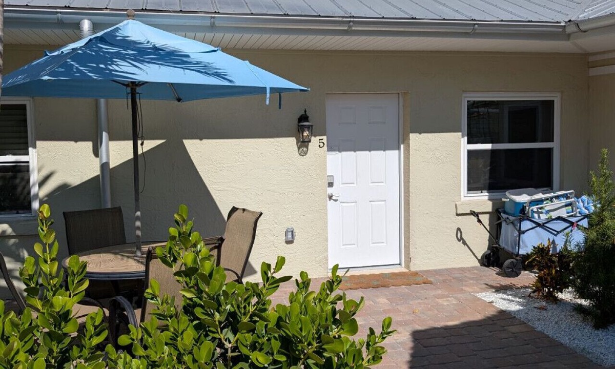 Siesta Key Hotel | #5-One Bedroom Suite-3min walk to Siesta Key Beach,Heated Pool,Full Kitchenette
