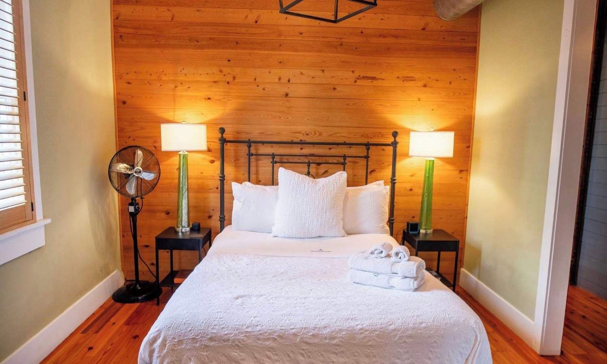 Cannonborough Elliotborough Apartment | 2BR Historic Apt | King St 3 Blocks | Porch, Parking, Full Kitchen | Charleston
