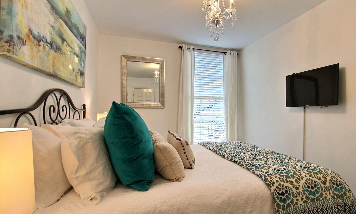Metropolitan Apartment | Fountain View Cottage, Beautiful Savannah Home