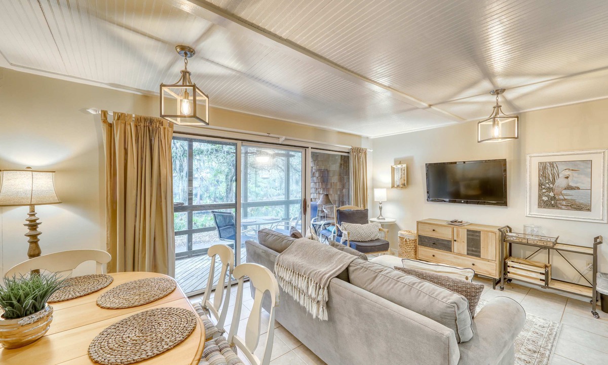 Kiawah Island Condo | Well-equipped Condo with Screened Porch & Lake View - Near Beach, Dogs Welcome