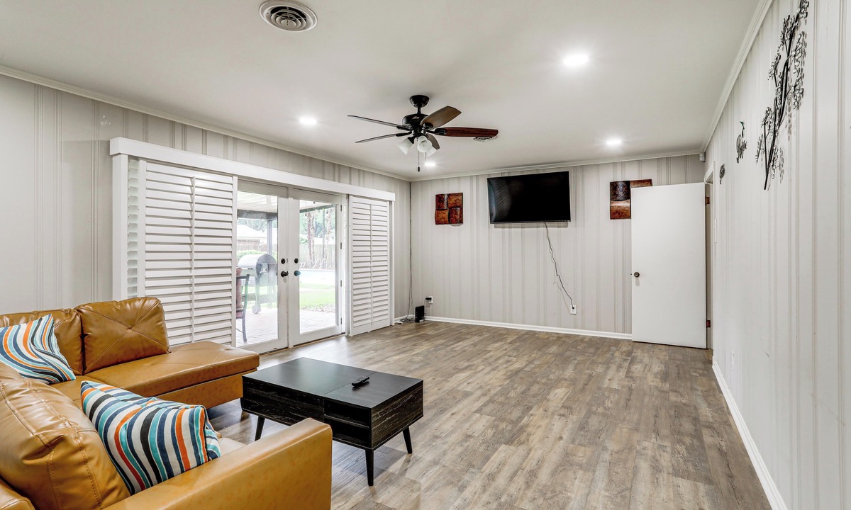 Alexandria House | 3 Mi to Dtwn Alexandria: Family Home w/Hot Tub!