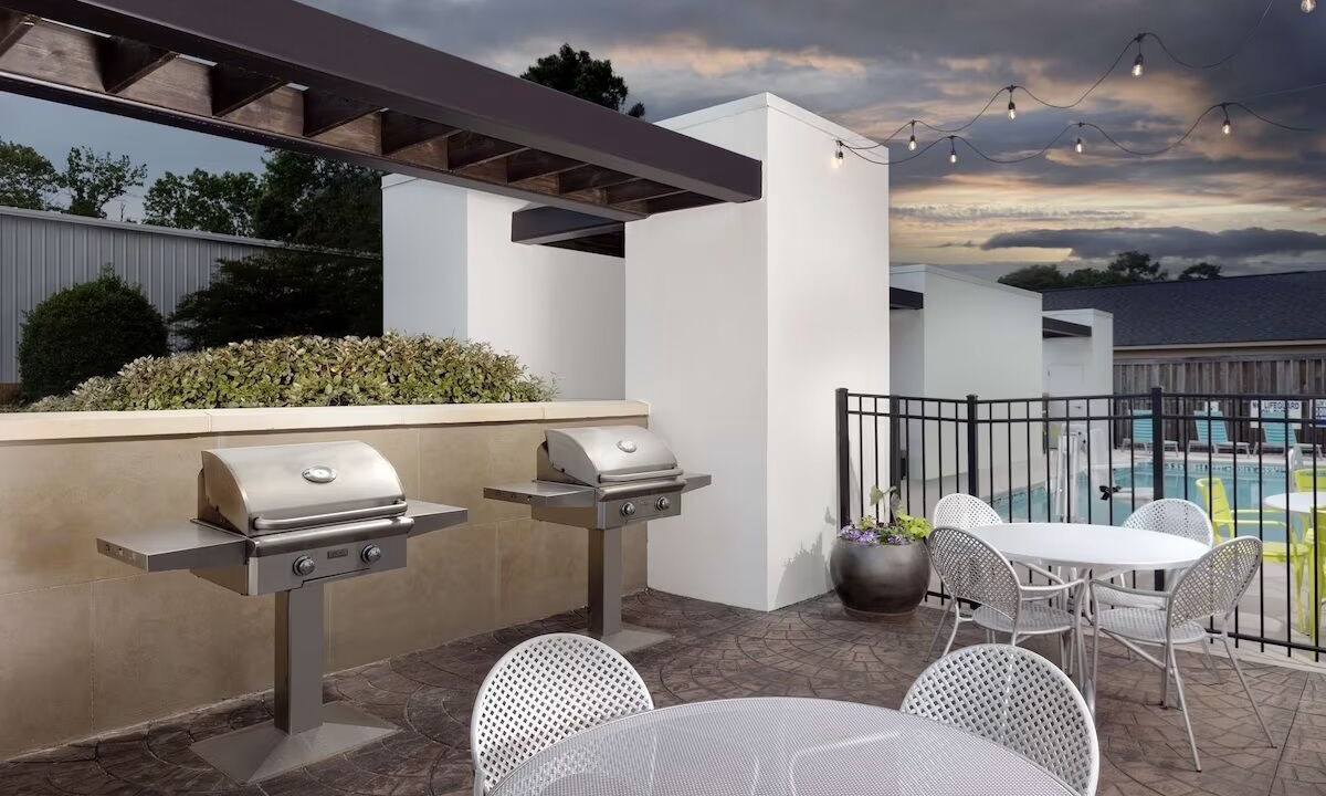 North Charleston Hotel | King Bed Studio: Kitchenette, Gym & Free Breakfast | 3 mi to Charleston Airport