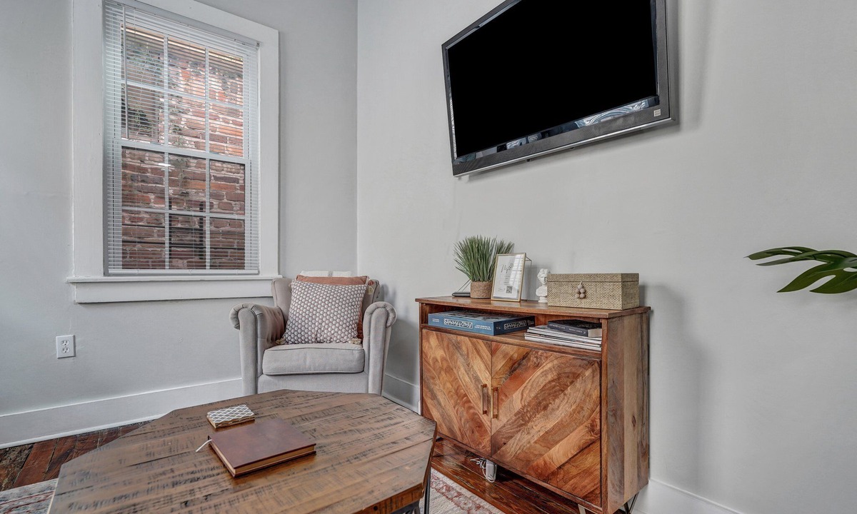 Savannah Victorian District Apartment | Azalea Cottage: Chic Savannah Home Near Forsyth by Lucky Savannah