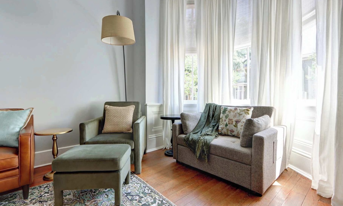 Savannah Victorian District Apartment | The Koi Retreat, Victorian | Huge Porch | Parking