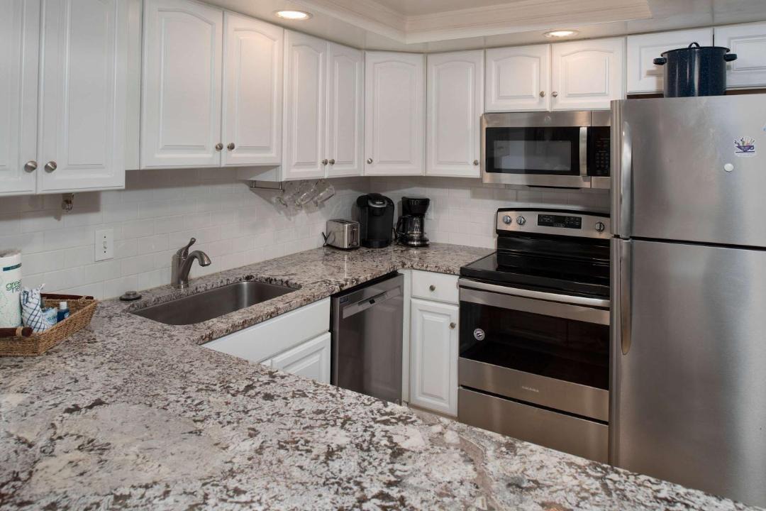 South Beach Villa | 2BR Bluff Villa w Balcony Walk to Salty Dog