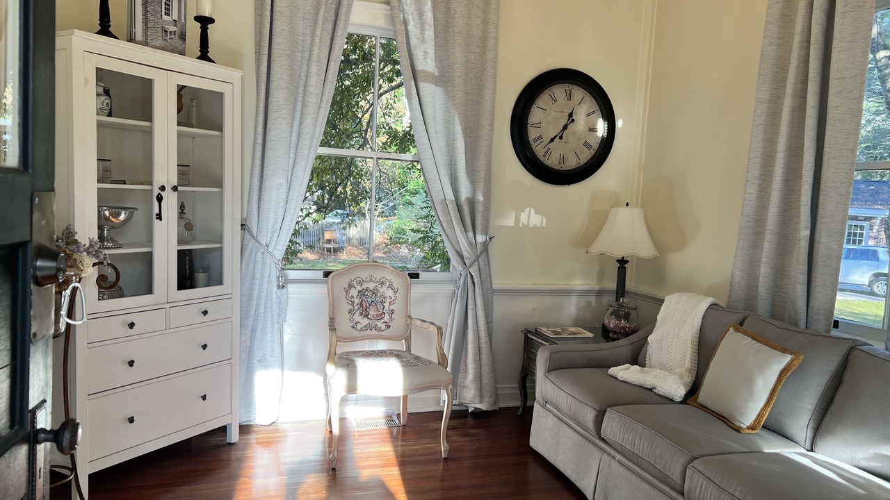 Photo of Livingroom in Summerville Historic District