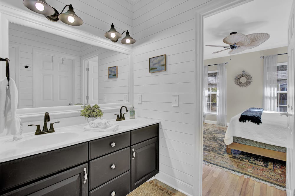 Photo of Bathroom in Waters Edge