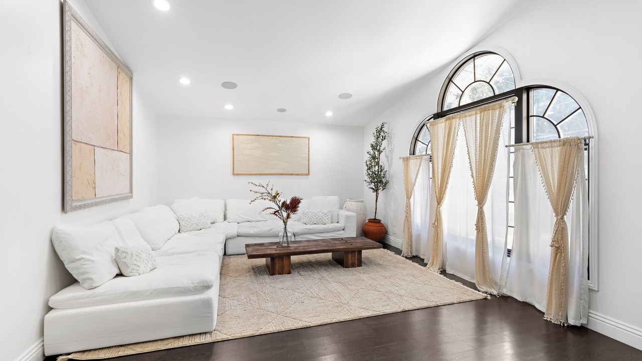 Photo of Livingroom in Beverly Glen